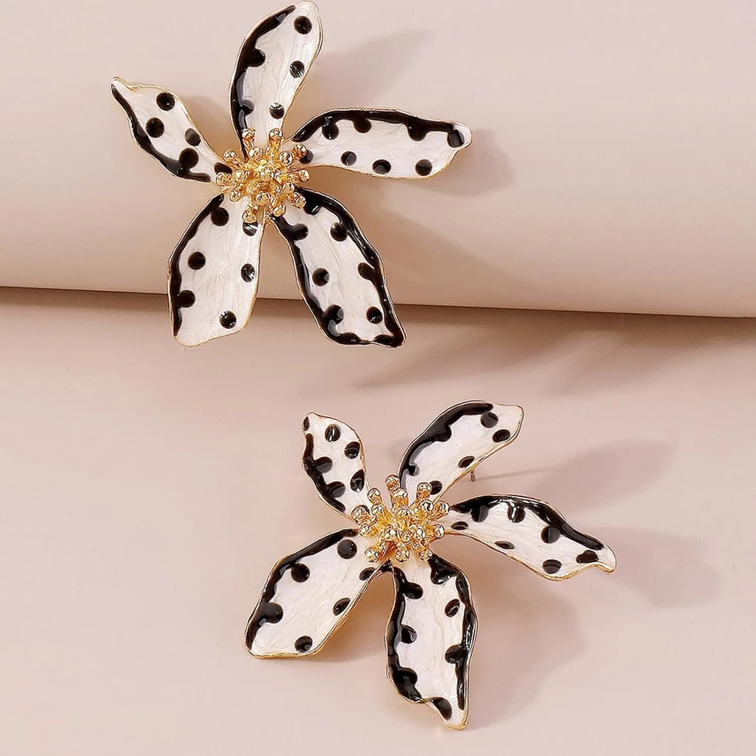 Flower Earrings for Women Elegant White Green Pink Blossom Design Lightweight Everyday Jewelry Gift for Spring Summer Occasions
